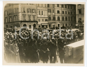 Fotografia d epoca originale 1940 ca ROMA Piazza di Santa Maria in Trastevere  Persone a un funerale  Foto 1