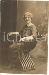 Fotografia d epoca originale 1920 ca TORINO Ritratto di donna su una sedia Foto VINTAGE 10x14 cm 1