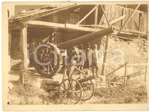 Fotografia d epoca originale 1915 ca WW1 ZONA DI GUERRA  Militari con cannoni in un casolare Foto 12x9 cm 1