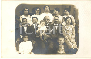 Fotografia d epoca originale 1920 ca COSTUME ITALIA Anziano capofamiglia tra figli e nipoti Foto cartolina 1