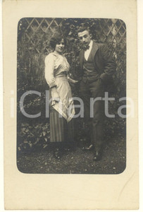 Fotografia d epoca originale 1915 ca COSTUME ITALIA Coppia in giardino Fotografia anonima 9x14 cm 1