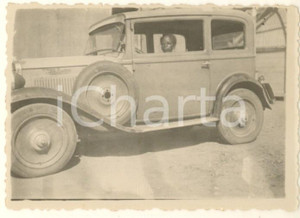 Fotografia d epoca originale 1935 ca AOI ERITREA Ragazza alla guida di un auto italiana Foto CURIOSA 10x7 cm 1