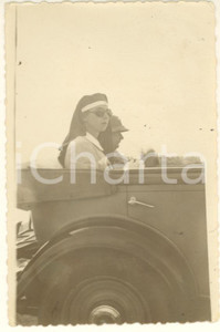 Fotografia d epoca originale 1935ca AFRICA ORIENTALE ITALIANA Crocerossina CROCE ROSSA in auto  Foto 7x10 cm 1