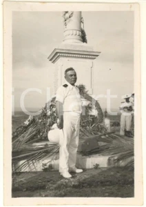 Fotografia d epoca originale 1935 ca AOI DOGALI ERITREA Monumento ai caduti  Ufficiale italiano Foto 7x9 1