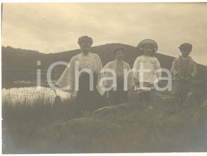 Fotografia d epoca originale 1910 ca VAL DI SUSA  RUBIANA Donne e bambini in campagna Foto COSTUME 12x9 cm 1