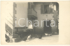 Fotografia d epoca originale 1916 COURMAYEUR Villa BLEUE Affittacamere  Bambina tra le galline Foto 14x9 1