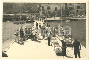 Fotografia d epoca originale 1965 ca SANT ANGELO D ISCHIA  Imbarco al porto  Foto COSTUME 15x10  cm 1