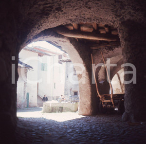 Fotografia d epoca originale 1970ca BASELGA DI PINÈ TN fraz Miola scorcio tra le case DIAPOSITIVA ORIGINALE 1