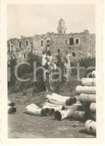 Fotografia d epoca originale 1938 BUSSANA VECCHIA Escursionisti tra le rovine del terremoto Foto 6x8 cm 1