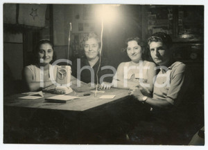 Fotografia d epoca originale 1953 RIMINI Casa MULAZZANI Familiari ascoltano Radio ALLOCCHIO BACCHINI JUNIOR 1
