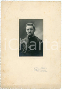 Fotografia d epoca originale 1920 ca MILANO Ritratto di un sacerdote  Foto VARISCHI E ARTICO 15x23 cm 1