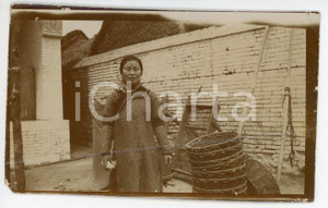 Fotografia d epoca originale 1900 ca CHINA  Woman with wicker baskets in the rural countryside  Photo 1