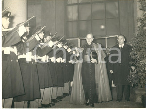Fotografia d epoca originale 1955 ca s.l. Card. Giovanni Battista MONTINI visita scuola di polizia Foto 1