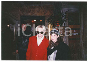 Fotografia d epoca originale 2000 ca VENEZIA Nick RHODES dei DURAN DURAN con una fan  Foto 14x10 cm 2 1