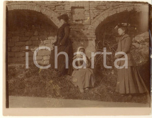 Fotografia d epoca originale 1910 ca AREA TORINO Nobildonne con una zingara sul prato Foto anonima 12x9 cm 1