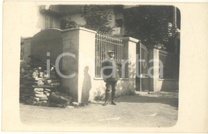 Fotografia d epoca originale 1915 ca COURMAYEUR Villeggiante con catasta di legna Foto anonima 14x9 cm 1
