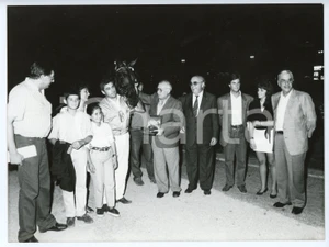 Fotografia d epoca originale 1980 ca ITALIA  IPPICA Scuderia BIASUZZI Premiazione gara equitazione  Foto 1 1