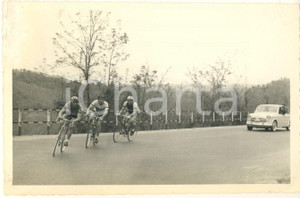 Fotografia d epoca originale 1960 ca Area di TORINO  Ciclismo  Corridori seguiti da fotografi Foto OTTOLENGHI 1