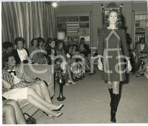 Fotografia d epoca originale 1960 ca ROMA Sfilata di MODA Modella con abito geometrico  Foto 24x20 cm 1