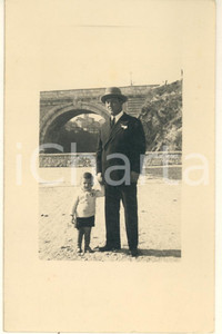 Fotografia d epoca originale 1940 ca ASCOLI PICENO Padre e figlio con il Ponte Nuovo Foto cartolina 9x14 cm 1