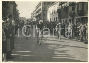 Fotografia d epoca originale 1945 ca TORINO CICLISMO DILETTANTI Passaggio dei corridori Foto 18x13 cm 2 1