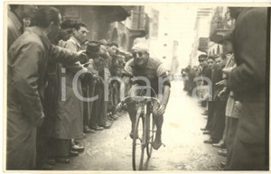 Fotografia d epoca originale 1945 ca TORINO CICLISMO DILETTANTI Passaggio di un corridore Foto 18x11 cm 1