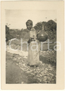 Fotografia d epoca originale 1935 ca AOI ETIOPIA Bambina portatrice d acqua Foto COSTUME 6x9 cm 1