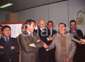 Fotografia d epoca originale 1993 VIGEVANO Alberto SORDI e la classe IIIB dopo 30 anni 35 mm VINTAGE SLIDE 2 1