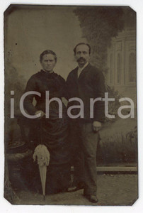 Fotografia d epoca originale 1890 ca ITALIA Uomo e donna con ombrello  Ritratto  Foto FERROTIPIA 6x9 cm 1