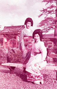 Fotografia d epoca originale 1970ca JAPAN Beautiful Geisha girls at the SanjuSangendo 35mm VINTAGE SLIDE 1