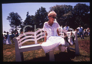 Fotografia d epoca originale 1990 ca CINEMA Glenn CLOSE Portrait on a bench 35 mm vintage slide 1