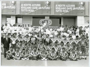 Fotografia d epoca originale 19921993 BRESCIA CALCIO Adelio MORO Luigi CORIONI con i calciatori  Foto 1 1