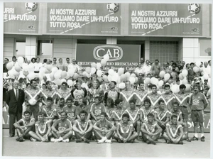 Fotografia d epoca originale 19921993 BRESCIA CALCIO Adelio MORO Luigi CORIONI con i calciatori  Foto 1 1