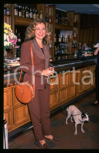 Fotografia d epoca originale 1990 ca CINEMA Monica SCATTINI beve aperitivo  35mm VINTAGE SLIDE 1 1