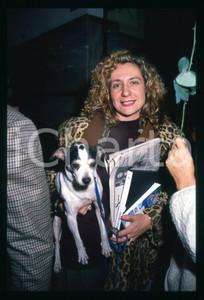Fotografia d epoca originale 1990 ca CINEMA Monica SCATTINI con il suo cane  35mm VINTAGE SLIDE 1