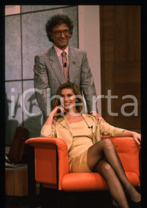 Fotografia d epoca originale 1990 ca Giampiero MUGHINI Mariella MIO  LARABELL 35mm VINTAGE SLIDE 9 1
