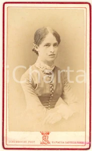 Fotografia d epoca originale 1875 ca TORINO Giovane donna in abito a bottoni   Foto SCHEMBOCHE CDV 1