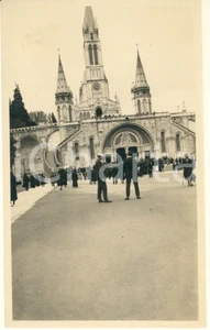 Fotografia d epoca originale 1930 ca LOURDES Basilica Nostra Signora del Rosario Foto ANIMATA pellegrini 9x14 1