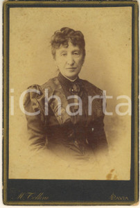Fotografia d epoca originale 1880 ca PAVIA Ritratto di donna in abito di raso nero Foto Mario TOLLINI 11x16 1