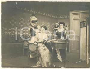 Fotografia d epoca originale 1900 ca COSTUME Toeletta di una nobildonna con la cameriera  Foto VINTAGE 12x9 1