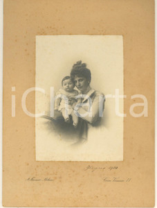 Fotografia d epoca originale Giugno 1900 MILANO Donna con il figlio in braccio Foto Achille FERRARIO 17x23 1