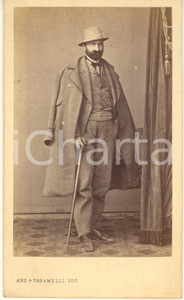 Fotografia d epoca originale 1870 ca BERGAMO Uomo in abito invernale da passeggio  Foto Andrea TARAMELLI CDV 1