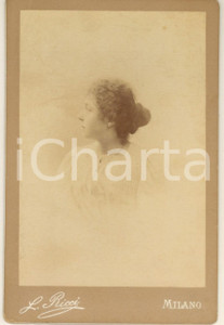 Fotografia d epoca originale 1892 MILANO Ritratto di donna in abito bianco  Busto Foto Leone RICCI 11x16 1