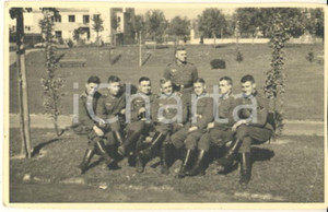 Fotografia d epoca originale 1940 ca WW2 VARSAVIA / POLONIA  Wehrmacht  Ufficiali in un parco Foto 9x6 cm 1