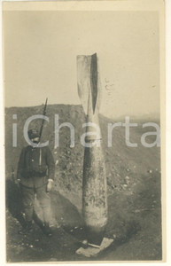 Fotografia d epoca originale Febbraio 1918 WW1 PADOVA Soldato con bomba austriaca inesplosa Foto 9x14 cm 1
