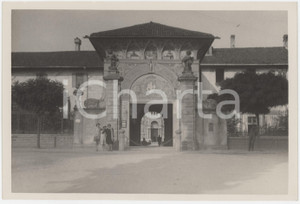 Fotografia d epoca originale 1925 ca CERTOSA DI PAVIA  Ingresso  Foto animata con ragazze in posa 23x15 cm 1