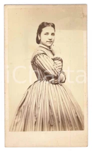 Fotografia d epoca originale 1870 ca BRESCIA Ritratto di donna in abito a righe  Foto Giuseppe ALLEGRI CDV 1
