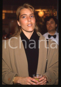 Fotografia d epoca originale 1990ca COSTUME Bénédicte COURTAIN a evento POLAROID  35mm VINTAGE SLIDE 1 1