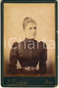 Fotografia d epoca originale 1890 ca ASTI Ritratto di donna  con busto a vita stretta Foto Vittorio ECCLESIA 1