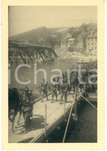 Fotografia d epoca originale 1945 ca WW2 Fiume ROER  Wehrmacht  Truppe su ponte di barche Foto 7x9 cm 1